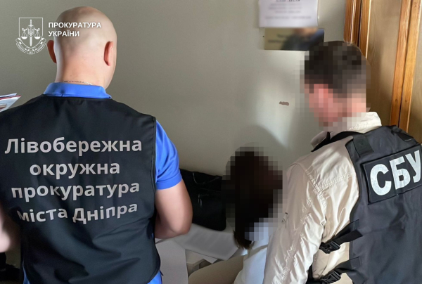 У Дніпрі викрито декана факультету та завідувачку кафедри університету на отриманні неправомірної вигоди