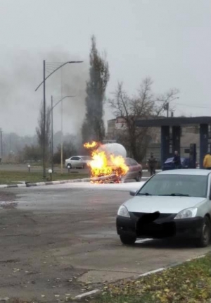 Появилось видео тушения горящего автомобиля на автозаправке &laquo;Квадрат&raquo;!