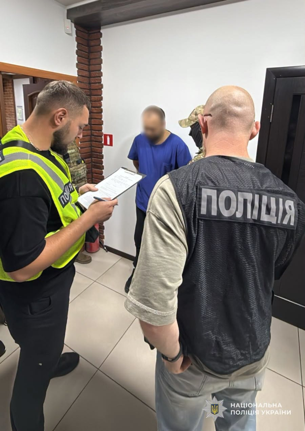 3 тисячі доларів за &laquo;потрібний&raquo; діагноз: у Дніпрі поліцейські викрили лікаря на зловживанні впливом