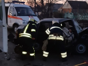 Авария с рабочим автобусом в Никополе. Есть погибшие