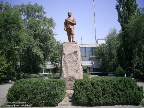 На месте бывшего памятника Серго Орджоникидзе предложили установить елку!?