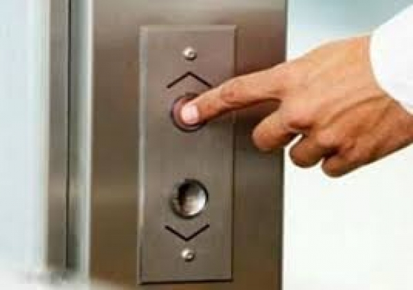 В двух подъездах дома № 16  по улице Зонова восстановили лифты не работающие почти 18 лет!