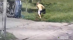 У потрібному місті в потрібний час: подружжя поліцейських із Нікополя надало допомогу чоловіку, автівка якого пекинулась внаслідок ДТП