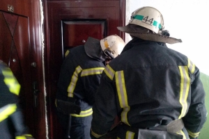 Сотрудникам МЧС пришлось вскрыть дверь, чтобы помочь пожилой покровчанке