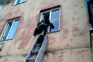 Спасателям пришлось влезать в квартиру через окно. Хозяин крепко спал