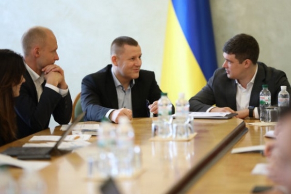 Кабмин планирует &laquo;оцифровать&raquo; водительские права и студенческие билеты