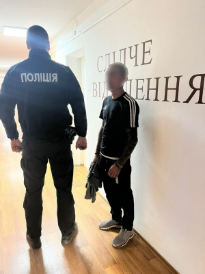 У КРИВОМУ РОЗІ ЧОЛОВІК ВИДАВАВ СЕБЕ ЗА ПОЛІЦІЯНТА ТА ЗАБИРАВ У ЛЮДЕЙ МАЙНО