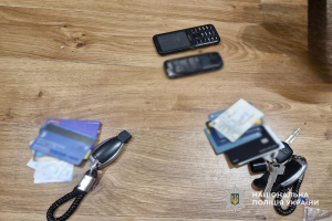 Ошукали родичів полонених та безвісти зниклих військовослужбовців на майже 3 млн гривень: у Кам&rsquo;янському правоохоронці викрили організовану групу шахраїв