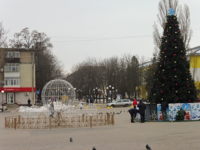 Новогодний городок возле главной елки расширяется