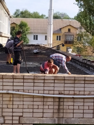 В городской ДЮСШ ремонтируют кровлю