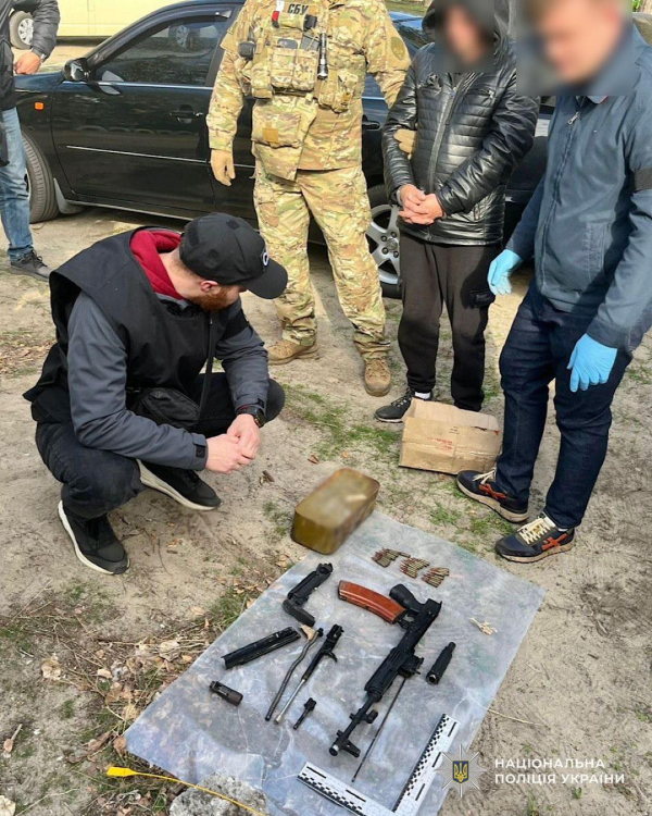 У Дніпрі поліцейські кримінальної поліції спільно із СБУ припинили нелегальні канали збуту зброї та боєприпасів