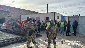 Утримували у трудовій експлуатації більше 30 громадян - поліцейські затримали злочинне угруповання, яке діяло під виглядом &laquo;реабілітаційного центру&raquo;