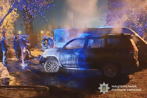 Підпал елітних автівок на замовлення: оперативники Дніпра затримали підозрюваного