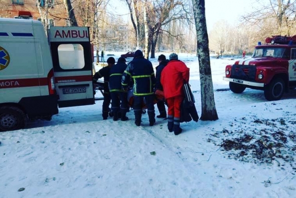 Спасателям пришлось взломать дверь, чтобы помочь упавшей пенсионерке