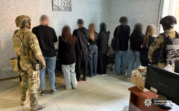 На Дніпропетровщині поліцейські затримали учасників злочинної групи, які налагодили збут психотропних речовин та організували мережу шахрайських кол-центрів