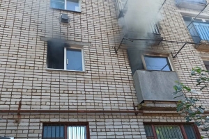 В пятиэтажке на Центральной загорелась квартира