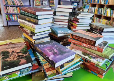 Подарували бібліотеці книги
