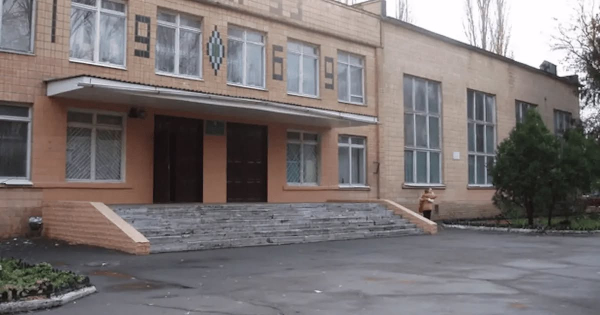 В Одесі 34-річна вчителька випала з вікна другого поверху школи під час миття вікон