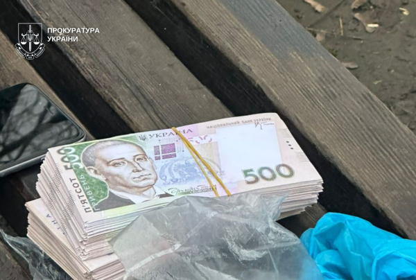 Вимагав 300 тисяч гривень за нерозголошення особистої інформації: на Дніпропетровщині поліцейські затримали 25-річного чоловіка