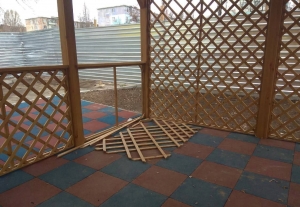 Неизвестное быдло повредило беседку на детской площадке пятой школы и украло государственный флаг