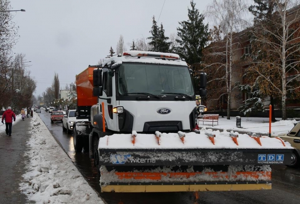В городе появилась новая снегоуборочная машина