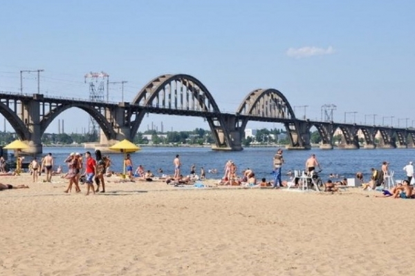 В Минздраве рассказали, нужно ли носить маски на пляже