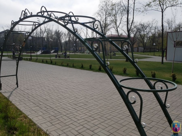 В парке им. Бориса Мозолевского смонтировали ажурные арки