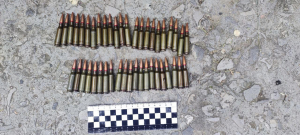 Кайданки замість грошей: у Покрові поліцейські викрили чоловіка на збуті зброї та боєприпасів