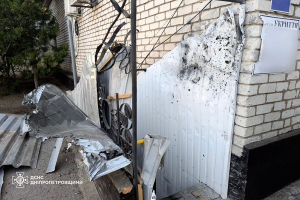 Росіяни завдали удару по підрозділу нікопольських рятувальників, травмовано двох цивільних чоловіків та водія швидкої